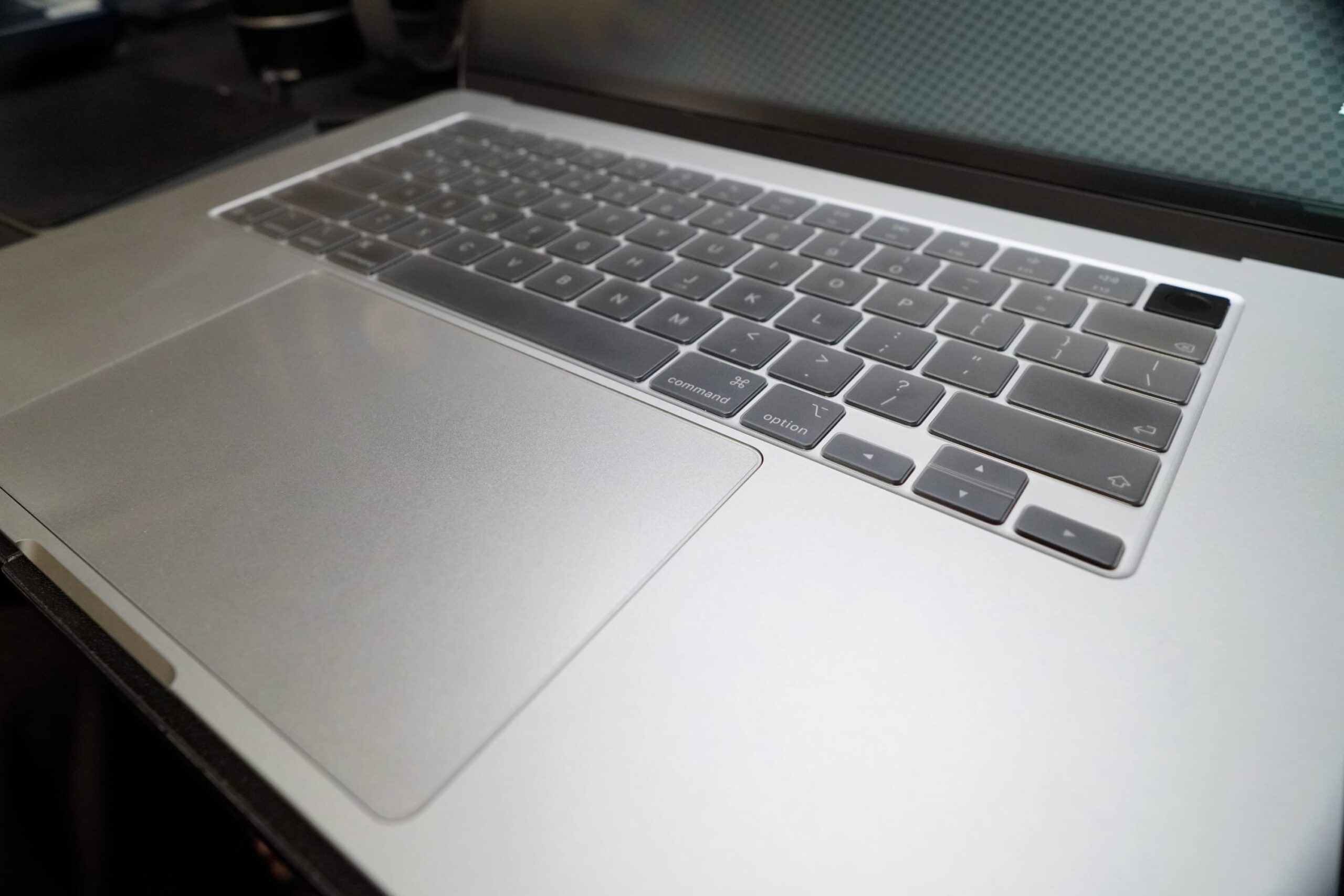 透明カバーを装着したMacBook Airのキーボード全体