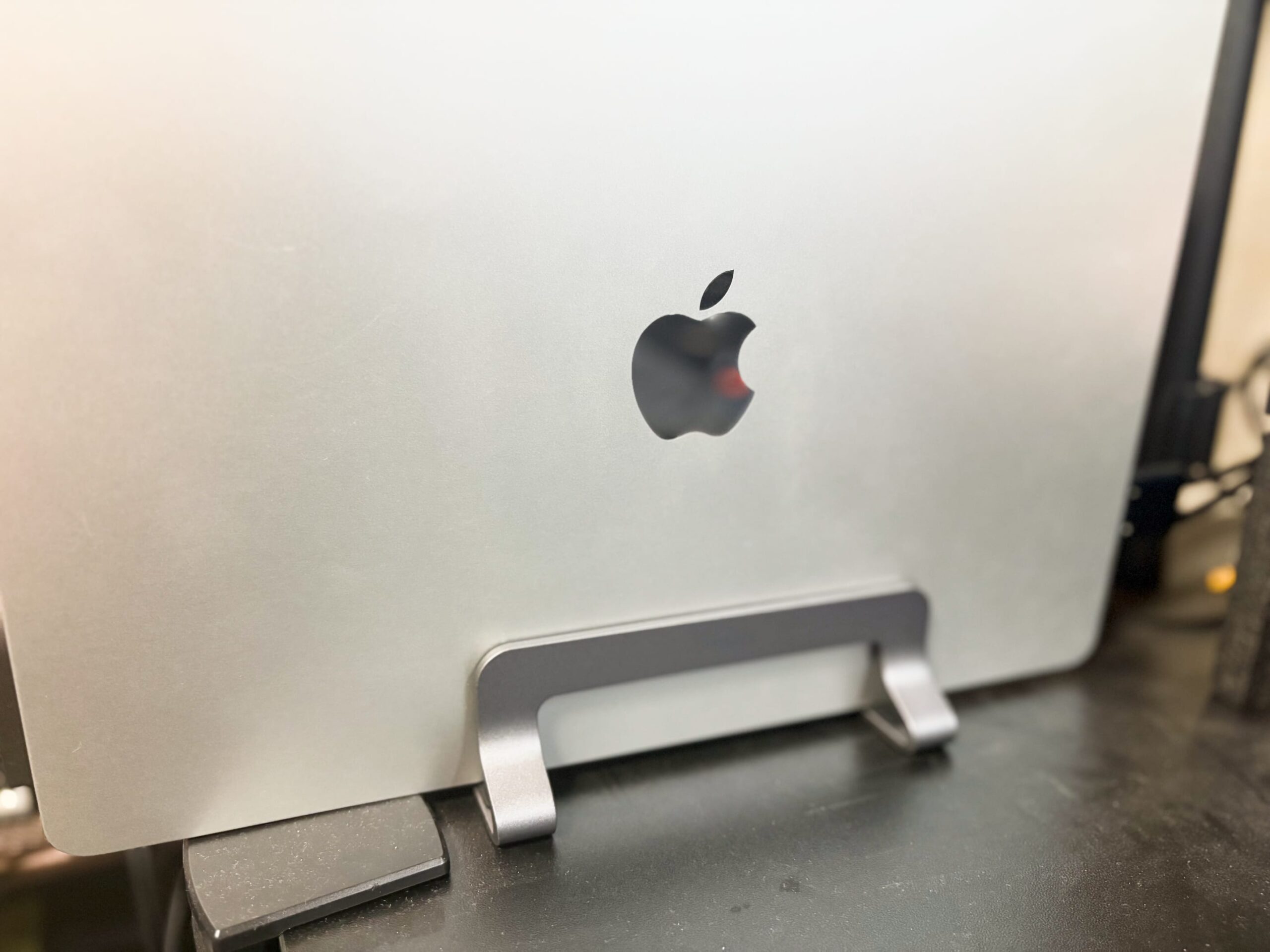 MacBook Airを縦型スタンドに立てた実写