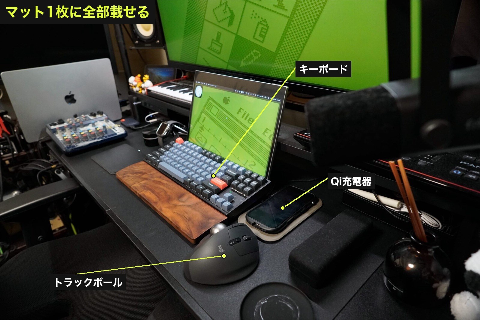 デスクマットの上にキーボードやマウスを置いた机全体
